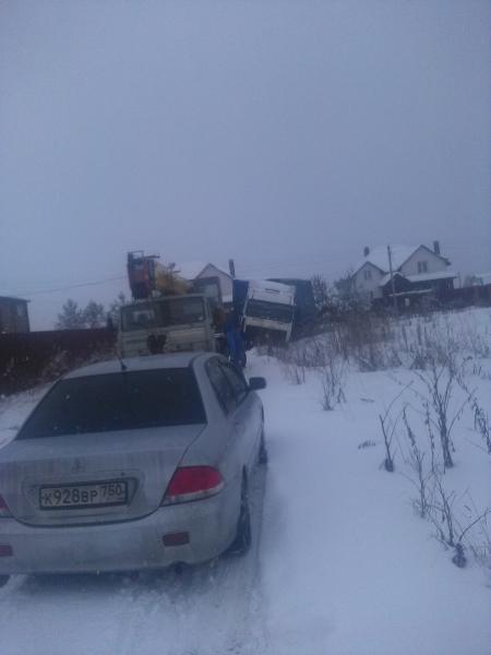 Возле поселка Курсаково разваливаются построенные дороги.