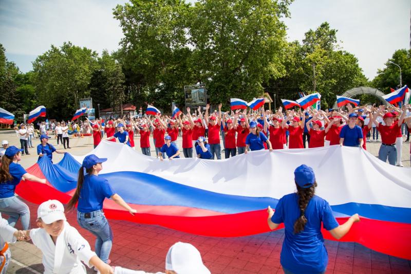 В Анапе прошёл праздничный флэшмоб в цветах триколора