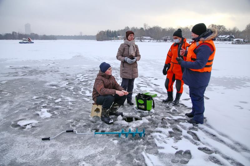 Спасатели проводят рейды и профилактические беседы на водоемах столицы