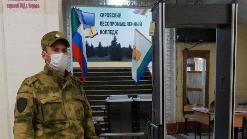 В Кировской области росгвардейцы приняли участие в обеспечении безопасности в ходе Единого дня голосования