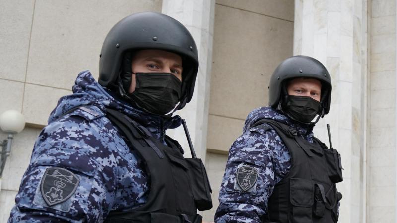 В Кирове росгвардейцы задержали подозреваемых в кражах из магазина