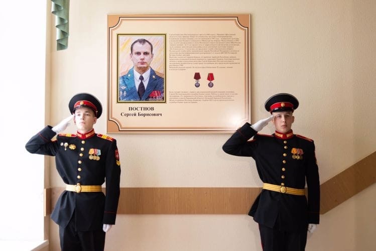 Открыт стенд памяти офицера Росгвардии полковника Сергея Постнова в Екатеринбурге