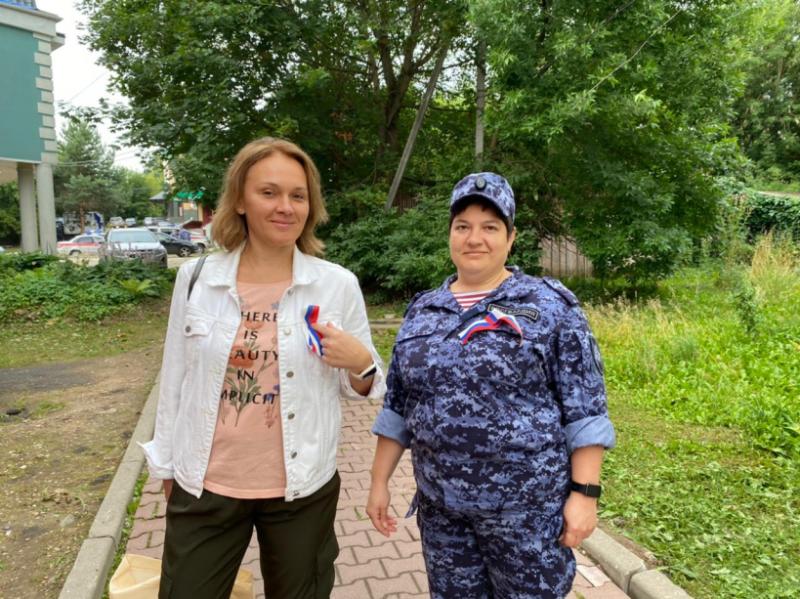 В Волоколамске росгвардейцы провели патриотическую акцию «С флагом на сердце»