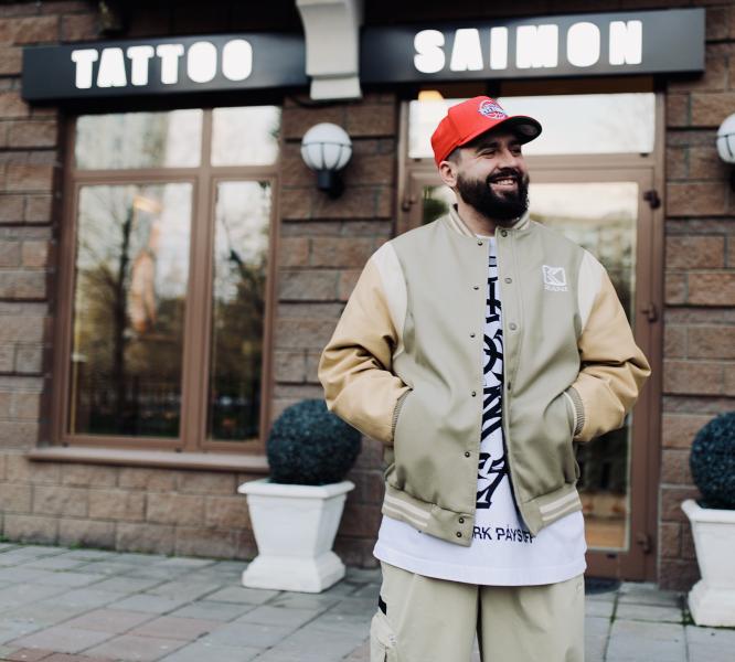 На фестивале искусства татуировки Вадим Симоненко сделал тату сам себе, изобразив портрет американского репера Method Man на ноге