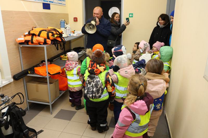 Возраст учению не помеха: спасатели станции «Мещерская» рассказали детям о своей профессии