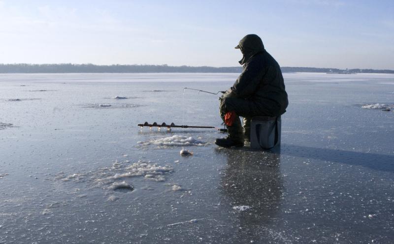 Спасатели на воде напоминают правила безопасной зимней рыбалки