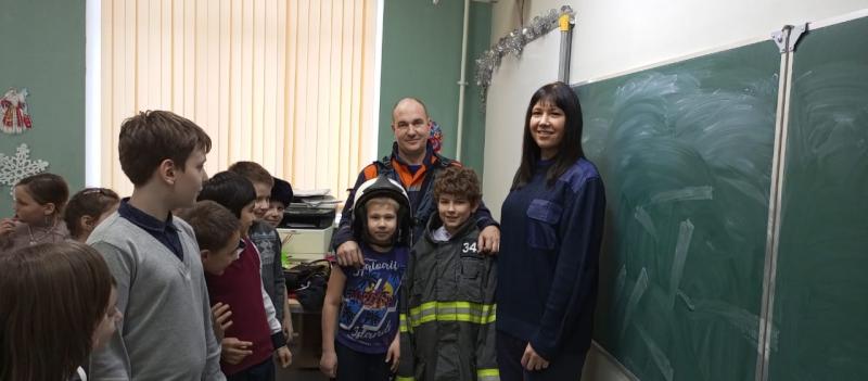 Спасатели ГКУ МО «Мособлпожспас» провели урок безопасности для школьников