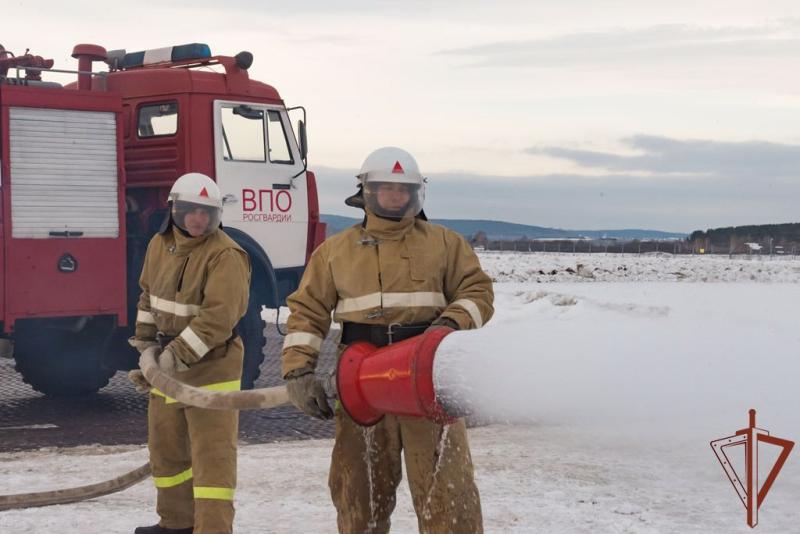 В Уральском округе Росгвардии военнослужащие отработали действия по противопожарной защите аэродрома