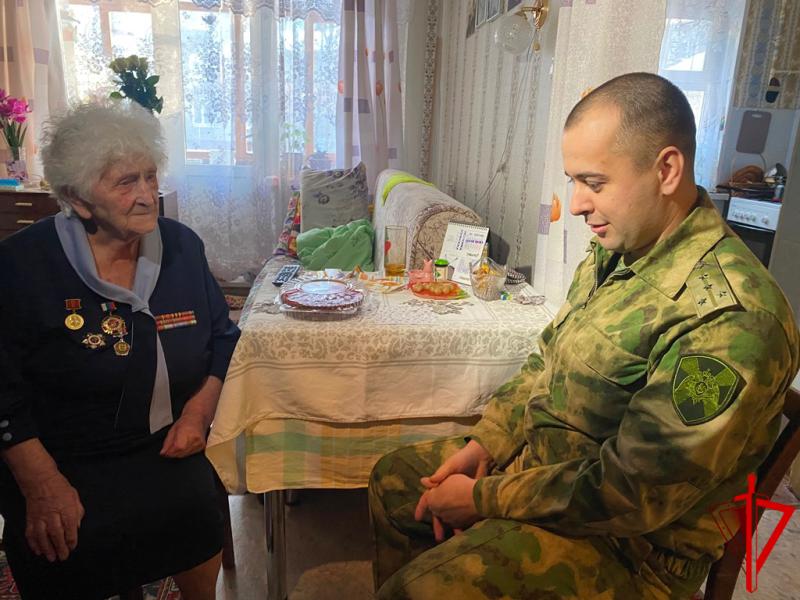 В Томске фронтовик Надежда Зубова отметила 97-летие с Росгвардией