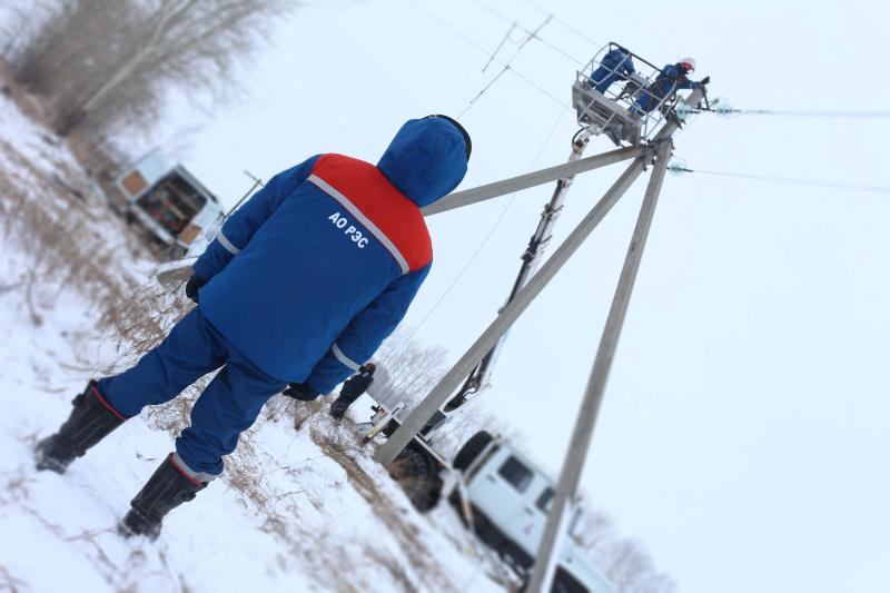 Бригады АО «РЭС» усиленно восстанавливают электроснабжение в сложнейших погодных условиях в Новосибирской области