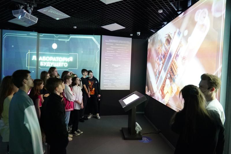 На интерактивной выставке «Билет в будущее» самарские школьники смогут
познакомиться с профессиями, обеспечивающими технологический суверенитет
России.