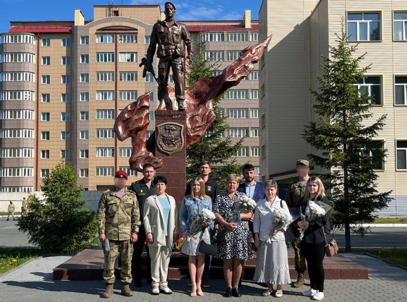 В Новосибирске отряду спецназа Росгвардии переданы тетради с изображением героев спецоперации