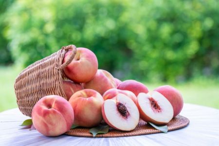 Фрукт долголетия: правда ли что персики способствуют молодости кожи?