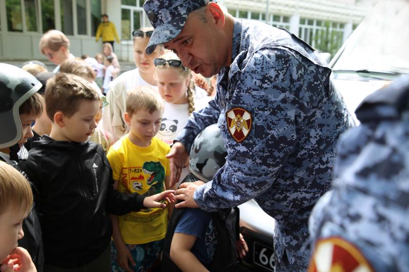 В Мордовии росгвардейцы в рамках акции «Каникулы с Росгвардией» посетили школьный детский лагерь