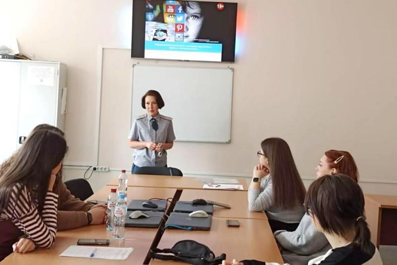 Психолог уголовно-исполнительной инспекции УФСИН провела консультационную встречу с мурманскими студентами
