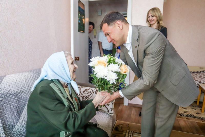 Глава городского округа Кашира поздравил ветерана с юбилеем