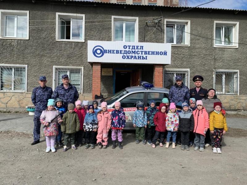 В Свердловской области в рамках акции «Каникулы с Росгвардией» сотрудники вневедомственной охраны провели с дошколятами патриотическое мероприятие