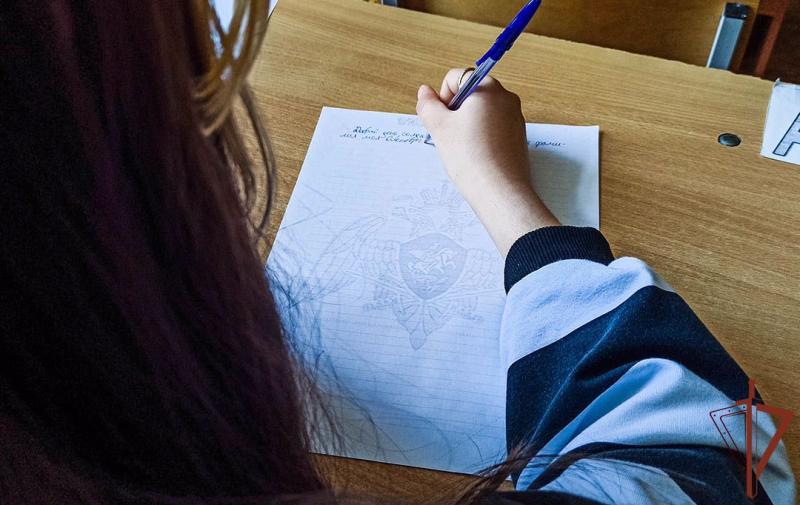 «Письма солдату» для участников СВО написали подшефные Росгвардии челябинские школьники