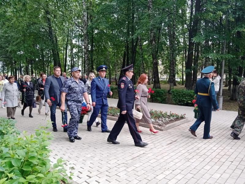 В Республике Башкортостан росгвардейцы и кадеты подшефного класса приняли участие в мероприятиях, посвященных Дню памяти и скорби