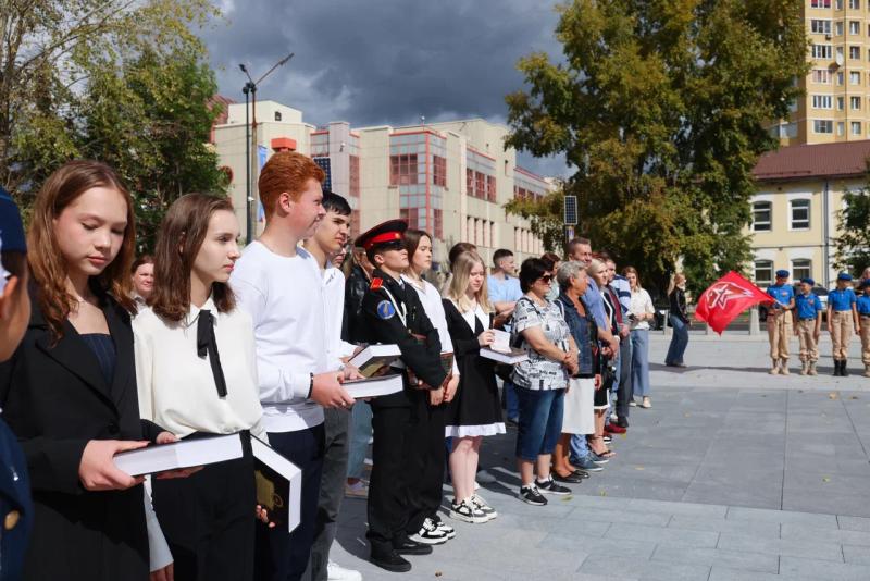 Глава Реутова вручил паспорта 9 школьникам