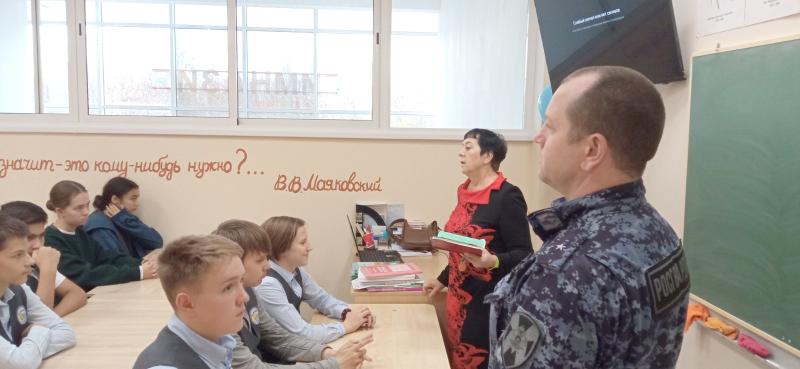 Сотрудники вневедомственной охраны провели урок Мужества для кировских гимназистов