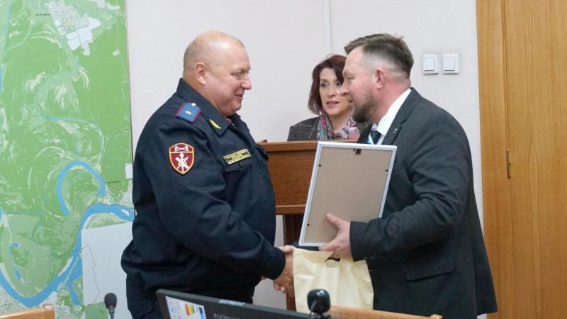 Глава администрации города Кирова наградил росгвардейцев за подготовку молодежи к военной службе