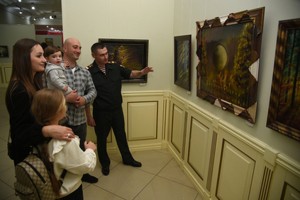 Выставка работ художника из Росгвардии открылась в Грозном