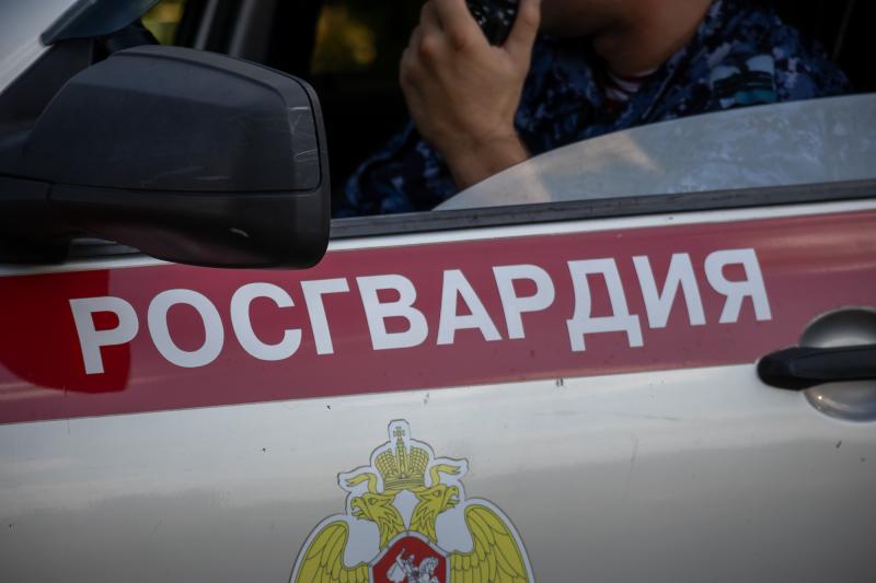 В Кропоткине росгвардейцы задержали мужчину по подозрению в хищении мобильного телефона с территории рынка