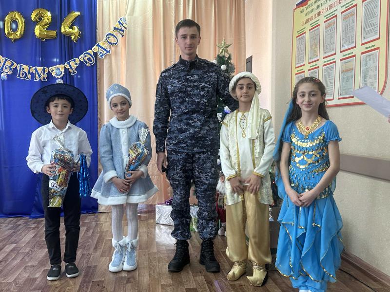 В Ингушетии росгвардейцы поздравили учащихся ведомственной школы с Новым годом