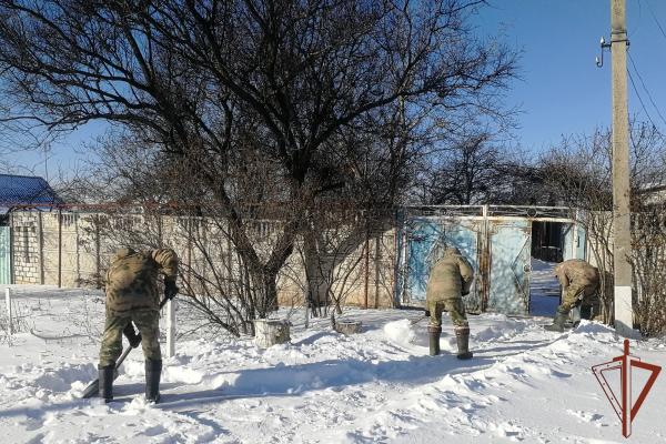 Росгвардейцы помогли местным жителям после снегопадов в ЛНР