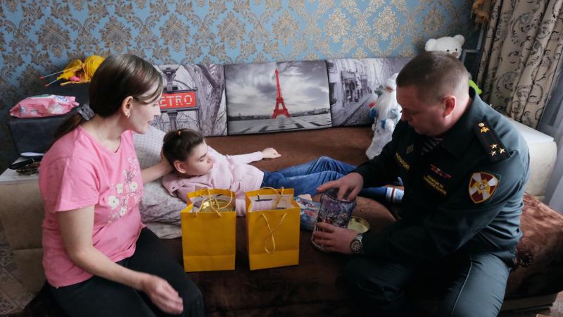 В рамках всероссийской акции «Елка желаний» Росгвардия поздравила девочку из Тамбовской области