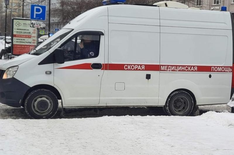 «У нас также есть пациенты»: женщина 10 минут умирала в машине пока ждала врача возле больницы в Новосибирске