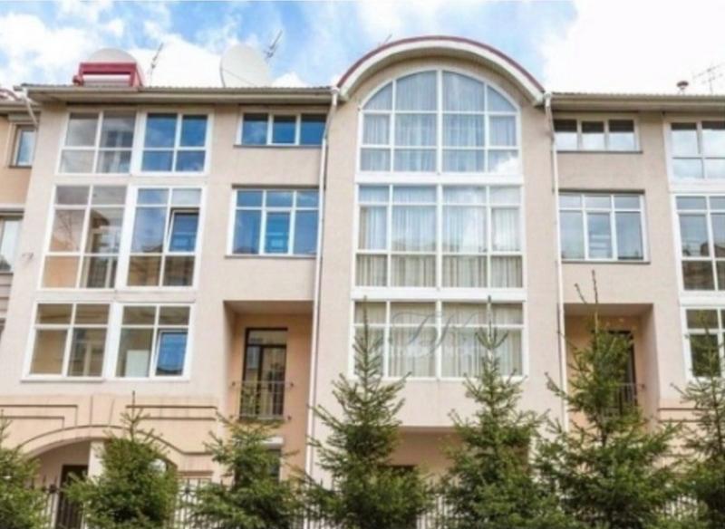 Четырехэтажную квартиру с бассейном продают в центре Новосибирска