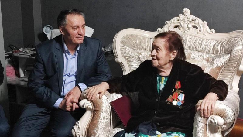 Абдурахман Махмудов лично поздравил ветерана Валентину Аверину