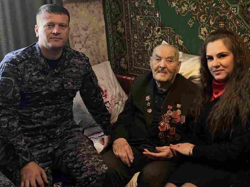 Росгвардейцы на Ставрополье поздравили ветерана Великой Отечественной войны с Днем защитника Отечества