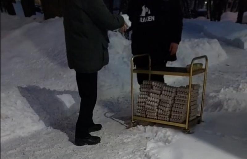 Загадочный сибиряк бесплатно раздал яйца во одном из дворов Новосибирска