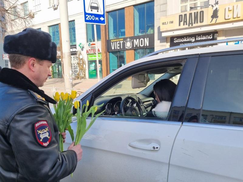 Уральские автоледи получили цветы из рук госавтоинспекторов