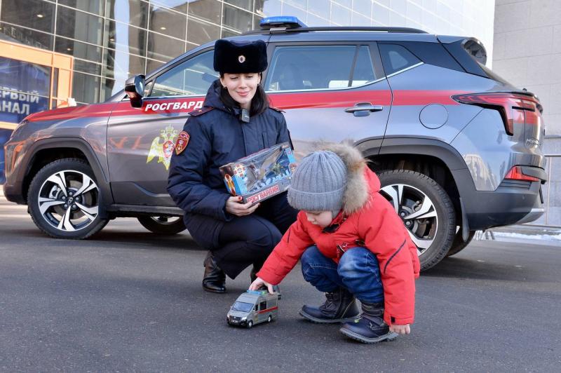 Столичные росгвардейцы устроили экскурсию для мальчика из ДНР по выставке «Россия»