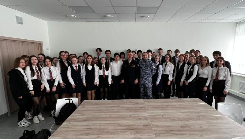 В Башкортостане сотрудники Росгвардии провели профориентационное занятие для школьников