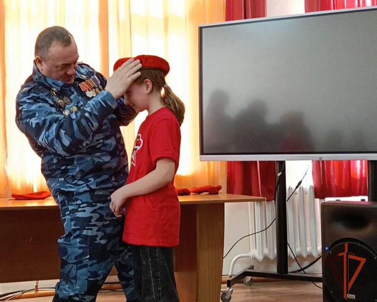 В Черепаново сотрудники вневедомственной охраны поздравили новобранцев движения «Юнармия»
