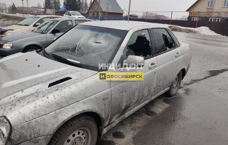 Неизвестный разбил топором окно машины участника СВО под Новосибирском