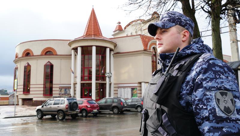 В Кирово-Чепецке росгвардейцы задержали хулигана, разбившего витрину в кафе