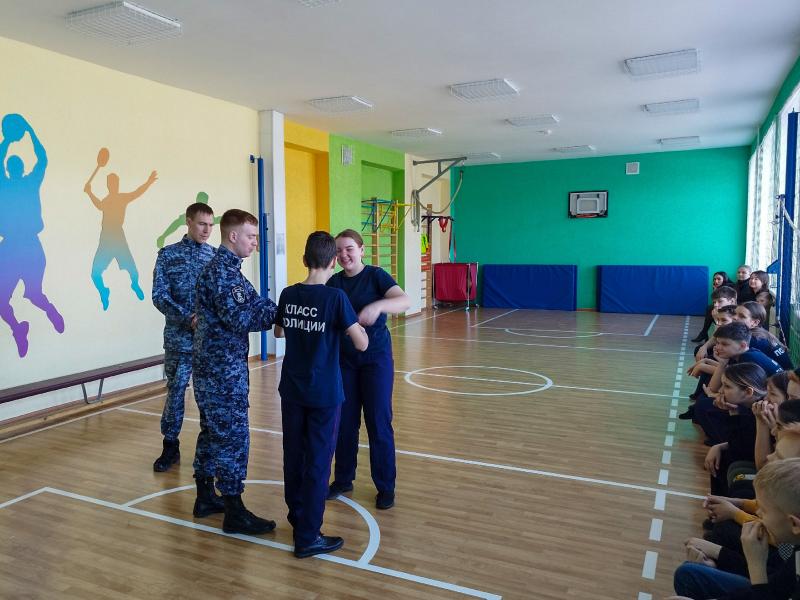 Росгвардейцы совместно с кадетами провели для учеников начальных классов мастер-класс