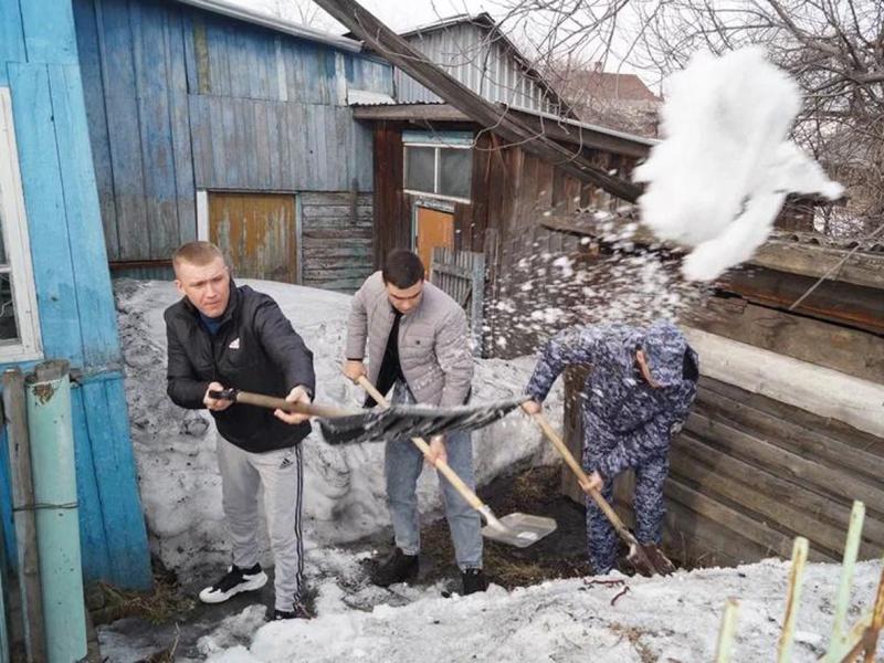 В Кузбассе росгвардейцы навестили труженицу тыла и помогли ей с домашними делами