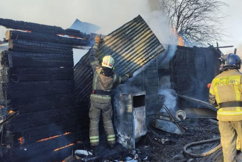 Мужчина пострадал при пожаре в частном доме в Новосибирске