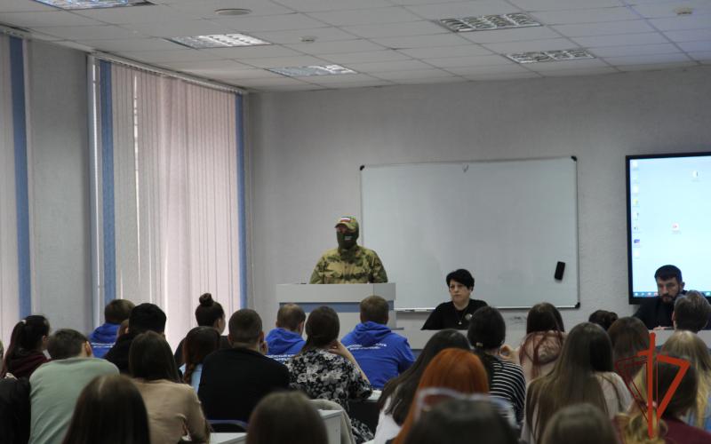 В Новосибирске офицер Росгвардии провёл встречу со студентами в рамках акции «Разговоры о важном»