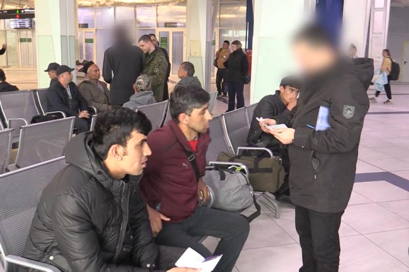 Мигрантам вручили повестки, как только они прибыли в Новосибирск