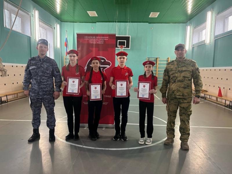 Сотрудники Росгвардии организовали военно-прикладную эстафету для юнармейцев школы №40 города Рязани