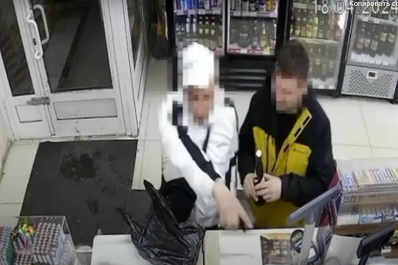 Пьяный мужчина приставил пистолет к голове покупателя в магазине Новосибирска