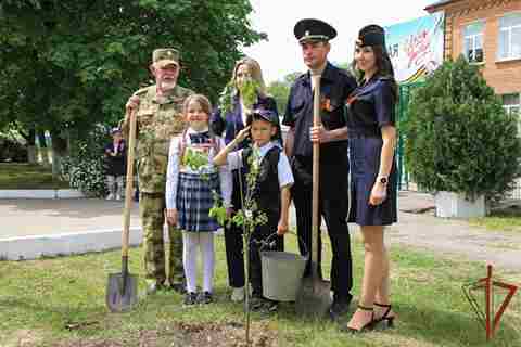 Офицеры Росгвардии приняли участие в акции «Сад памяти» на Ставрополье